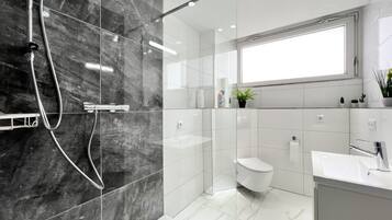 Dusche, Haartrockner, Handtücher, Seife