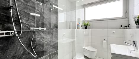 Douche, sĂšche-cheveux, serviettes fournies, savon