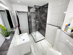 Een douche, een haardroger, handdoeken, zeep