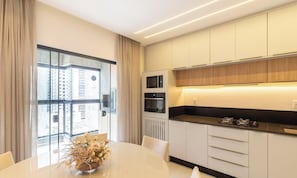 Basic Apartment | Dining - Apto c\/ Varanda Gourmet próximo ao Mar OZN1004 (Itapema)