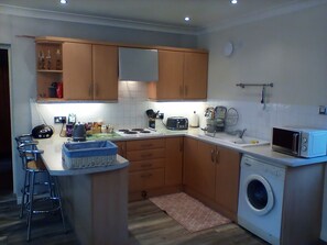 Microwave, oven, stovetop - Situated down a tree lined, no through road. Close to shops and restaurants. (Milton Keynes)