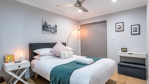 2 bedrooms, desk, free WiFi, bed sheets - City Pulse Hideaway Steps to Valley & CBD (Clayfield)