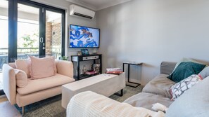 Smart TV - City Pulse Hideaway Steps to Valley & CBD (Clayfield)