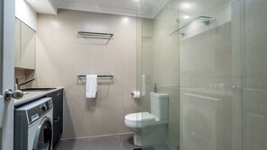 Dusche, Haartrockner, Handtücher