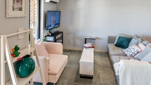 Smart TV - City Pulse Hideaway Steps to Valley & CBD (Clayfield)