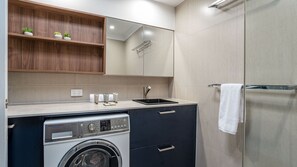 Interior - City Pulse Hideaway Steps to Valley & CBD (Clayfield)