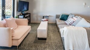 Smart TV - City Pulse Hideaway Steps to Valley & CBD (Clayfield)