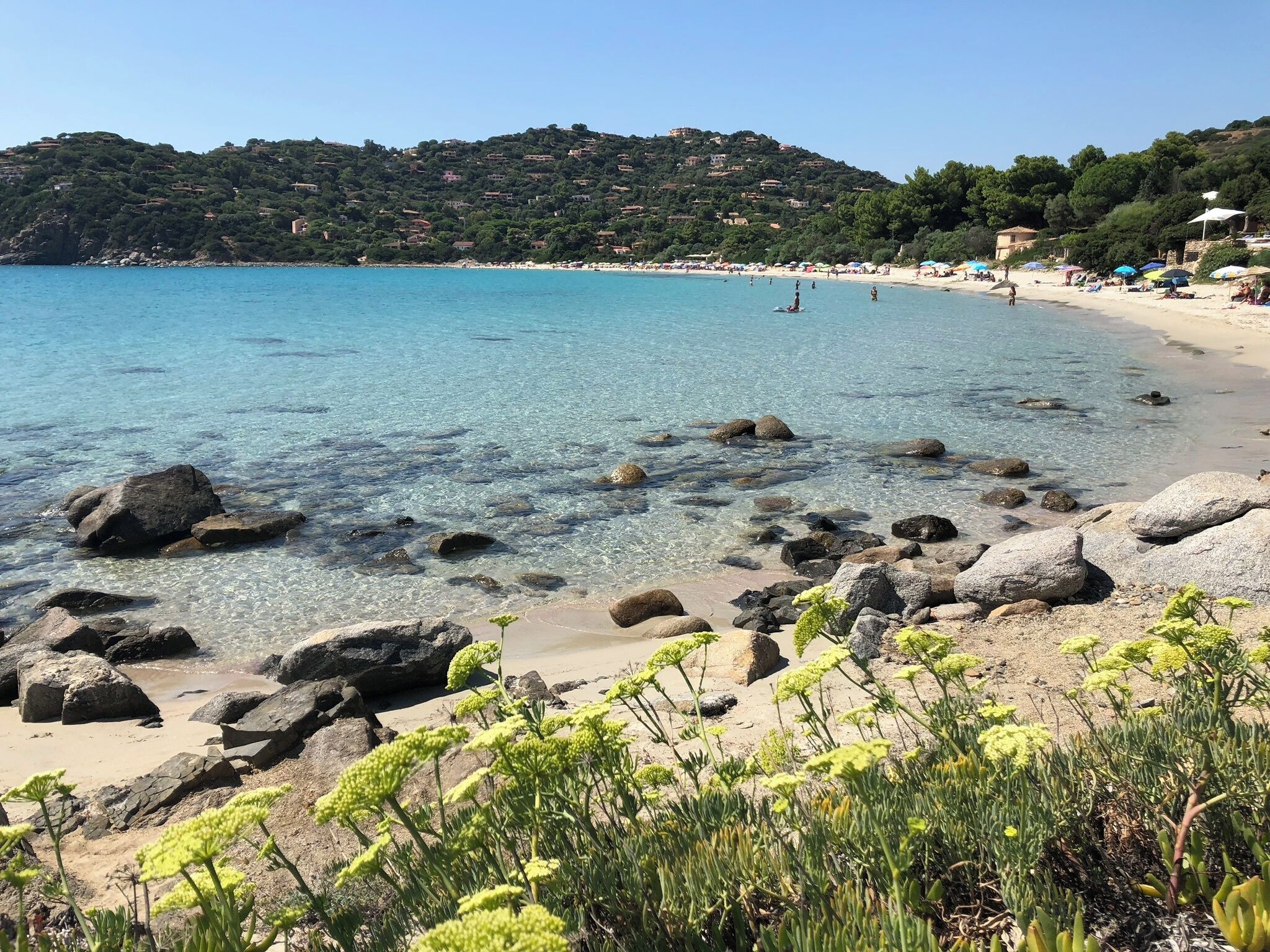 På stranden, solsenger og strandhåndklær