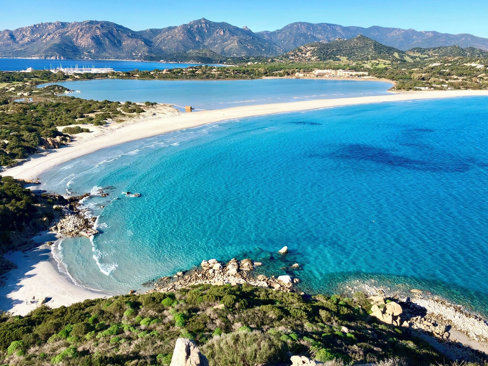 Plage, chaises longues, serviettes de plage