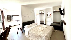 A modern bedroom with a large bed, a desk, and a wardrobe. - Seaview villa, design, comfort and privacy, pool, sandy, white beach 5 min walk (Sardegna)