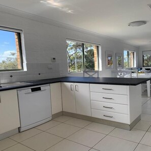 Fridge, microwave, oven, stovetop - Beautiful Tranquil Getaway With Sauna & Spa Bath (hawks nest)