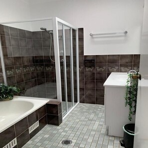 Douche, sèche-cheveux, serviettes fournies