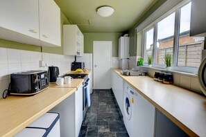 Fridge, microwave, oven, stovetop - Melbourne 2 Bedroom House |Sleeps 5 Guest|4 Beds|Coventry (Coventry)