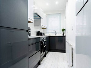 Kühlschrank, Mikrowelle, Ofen, Herdplatte
