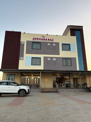 Front of property - Jodhana Raj Hotel & Restaurant (Ajmer)