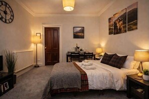 1 habitación, tabla de planchar con plancha, wifi y ropa de cama 