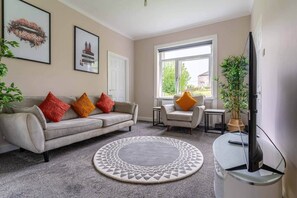 TV - Reston 4 Bedroom House | 6 Double Beds|Sleeps 6 |Glasgow (Glasgow)