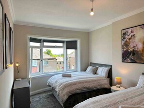 4 bedrooms, iron/ironing board, WiFi, bed sheets - Reston 4 Bedroom House | 6 Double Beds|Sleeps 6 |Glasgow (Glasgow)