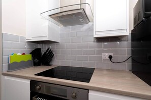 Fridge, microwave, oven, stovetop - Reston 4 Bedroom House | 6 Double Beds|Sleeps 6 |Glasgow (Glasgow)