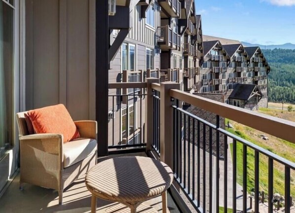 Property grounds - Cozy 1-bedroom condo with river view in fabulous Suncadia Lodge (Cle Elum)