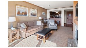 TV, fireplace - Cozy 1-bedroom condo with river view in fabulous Suncadia Lodge (Cle Elum)