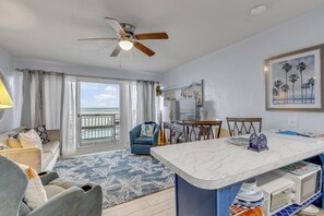 Living area - The SeaHorse at Daytona Beach – Oceanfront Condo (Daytona Beach)