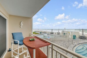 Outdoor dining - The SeaHorse at Daytona Beach – Oceanfront Condo (Daytona Beach)