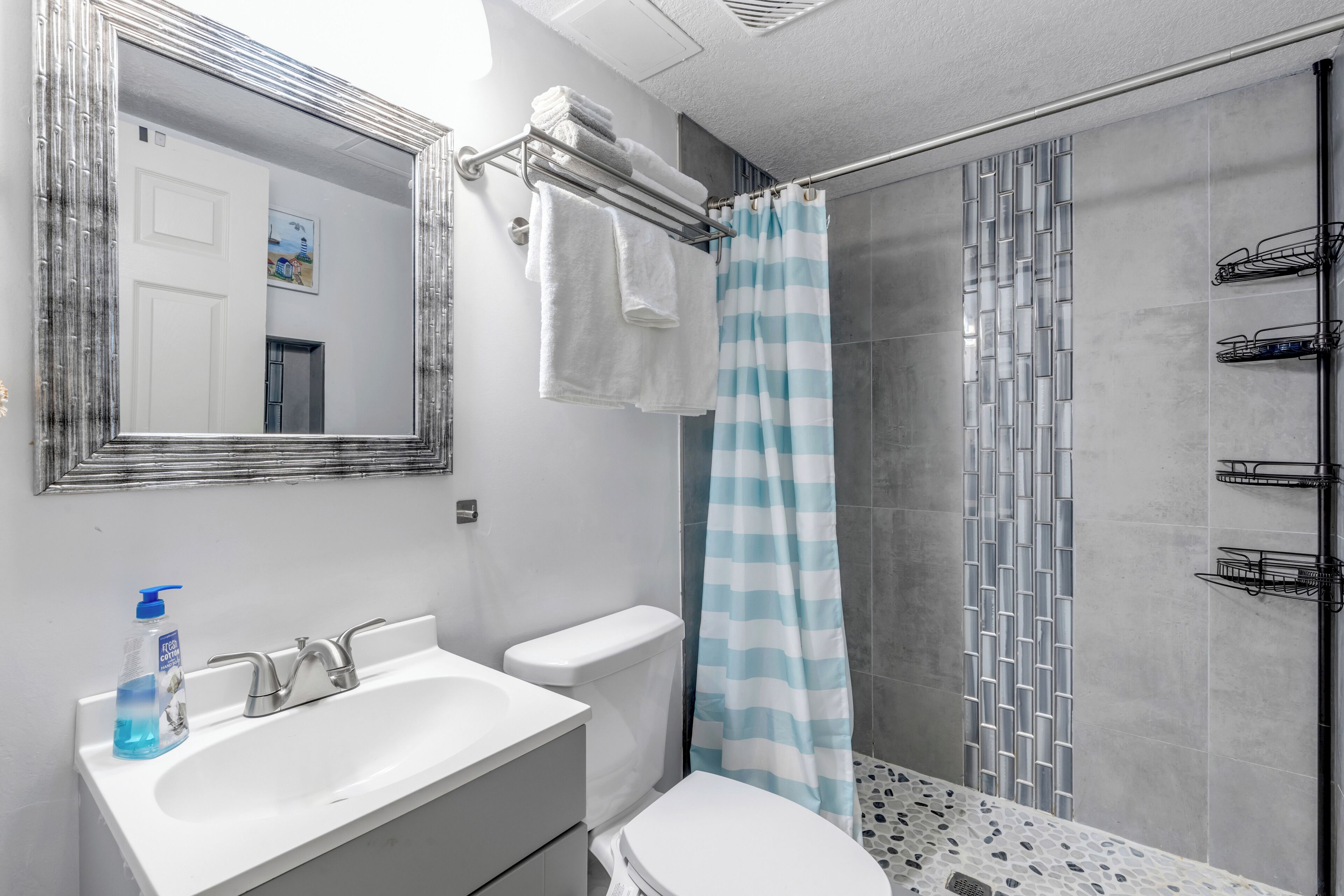 Regadera, tina de hidromasaje, secadora de cabello, bidet 