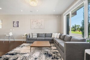 Living area - Modern 4-Bedroom Home Near Chinook Mall and Downtown with Private Garage! (Calgary)