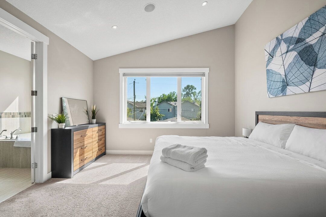 4 bedrooms, iron/ironing board, internet, bed sheets