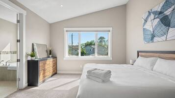 4 bedrooms, iron/ironing board, internet, bed sheets