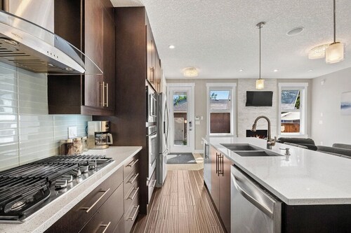 Modern 4-Bedroom Home Near Chinook Mall and Downtown with Private Garage!