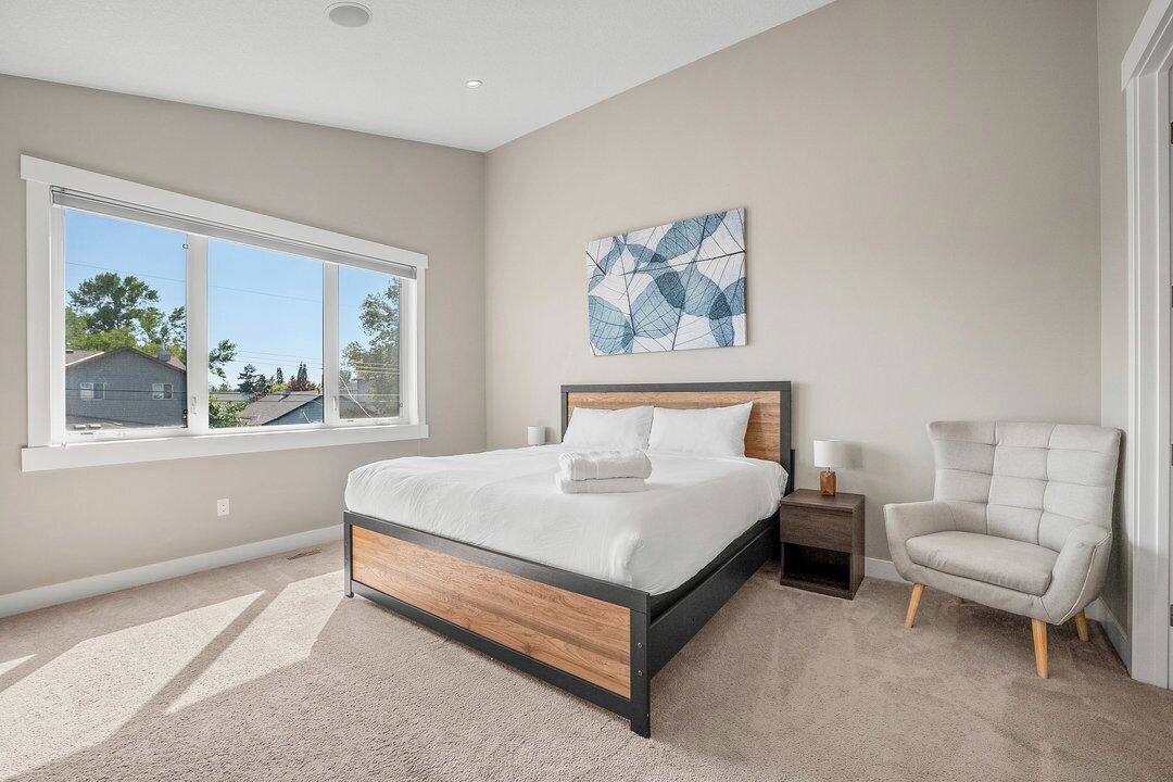 4 bedrooms, iron/ironing board, internet, bed sheets