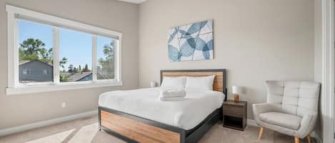 4 bedrooms, iron/ironing board, internet, bed sheets