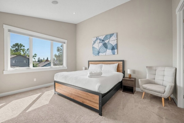 4 bedrooms, iron/ironing board, Internet, bed sheets - Modern 4-Bedroom Home Near Chinook Mall and Downtown with Private Garage! (Calgary)