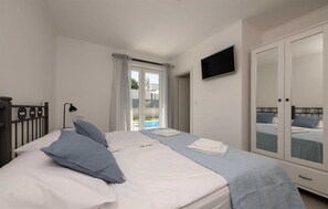 3 bedrooms, iron/ironing board, travel cot, free WiFi