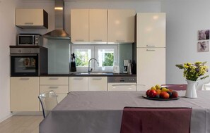 Fridge, microwave, oven, stovetop - House Lavanda a relaxing retreat with court & sauna (Marići)