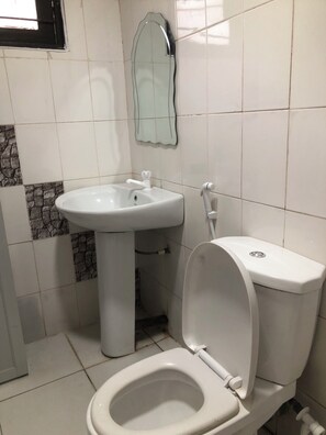 Economy Double Room | Bathroom - Radiant Rooms (Piliyandala)