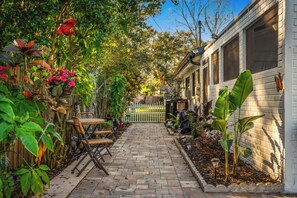 Outdoor dining - NEW Waterfront Heated Pool Dogs Allowed Near Beach Family (Largo)