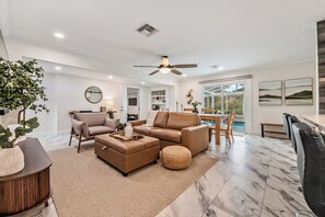 TV, offices - NEW Waterfront Heated Pool Dogs Allowed Near Beach Family (Largo)