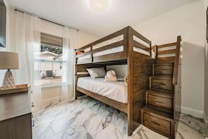 3 bedrooms, desk, iron/ironing board, travel cot - NEW Waterfront Heated Pool Dogs Allowed Near Beach Family (Largo)