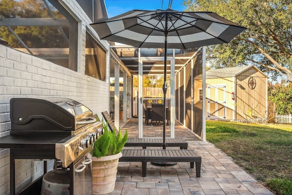 Terrace/patio - NEW Waterfront Heated Pool Dogs Allowed Near Beach Family (Largo)