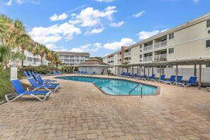 Outdoor pool - Pelican’s Corner - a spacious 3-bedroom, 2.5-bath condo, on the beach. (Myrtle Beach)