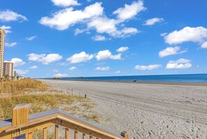 Sun-loungers - Pelican’s Corner - a spacious 3-bedroom, 2.5-bath condo, on the beach. (Myrtle Beach)