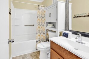 Shower, towels, soap, shampoo - Pelican’s Corner - a spacious 3-bedroom, 2.5-bath condo, on the beach. (Myrtle Beach)