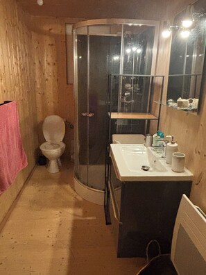 Ducha, secador de pelo, toallas, jabón