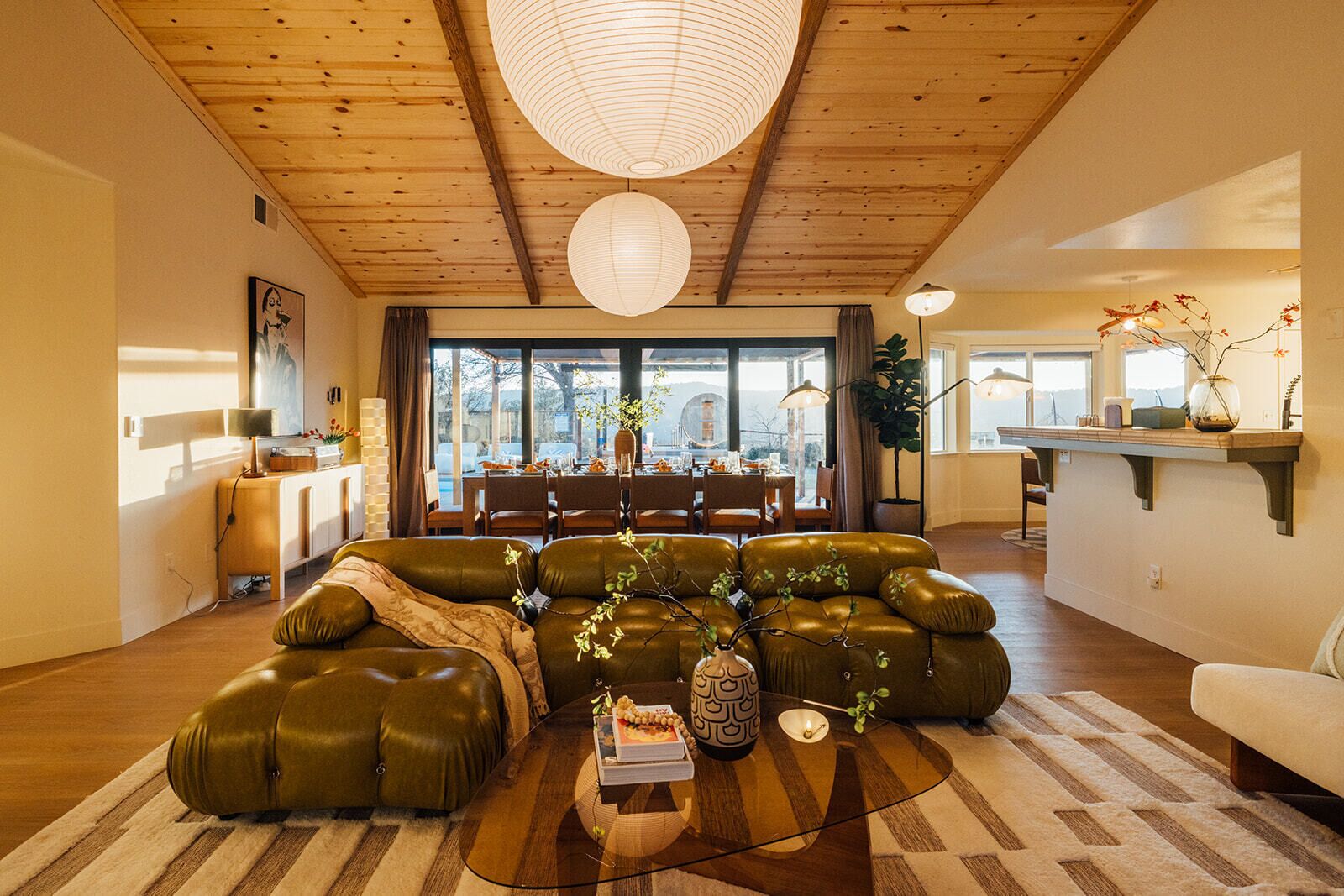 Smart TV, fireplace, ping pong, books
