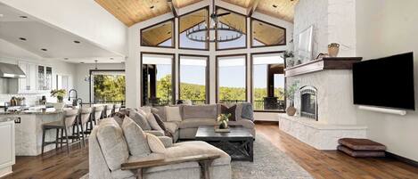 Televisión, chimenea y estéreo