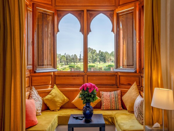 Habitación doble | Caja de seguridad en la habitación y tabla de planchar con plancha