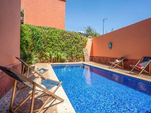 Outdoor pool, pool umbrellas, sun loungers - Riad RAM (Marrakech)